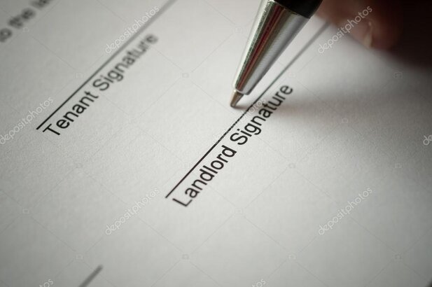 Propietario revisando un piso de alquiler en Valencia con un agente inmobiliario