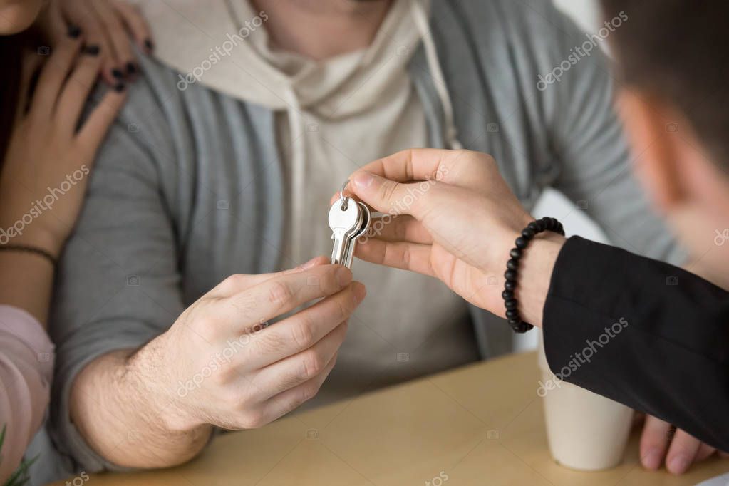 Agente entrevistando a candidatos para una habitación