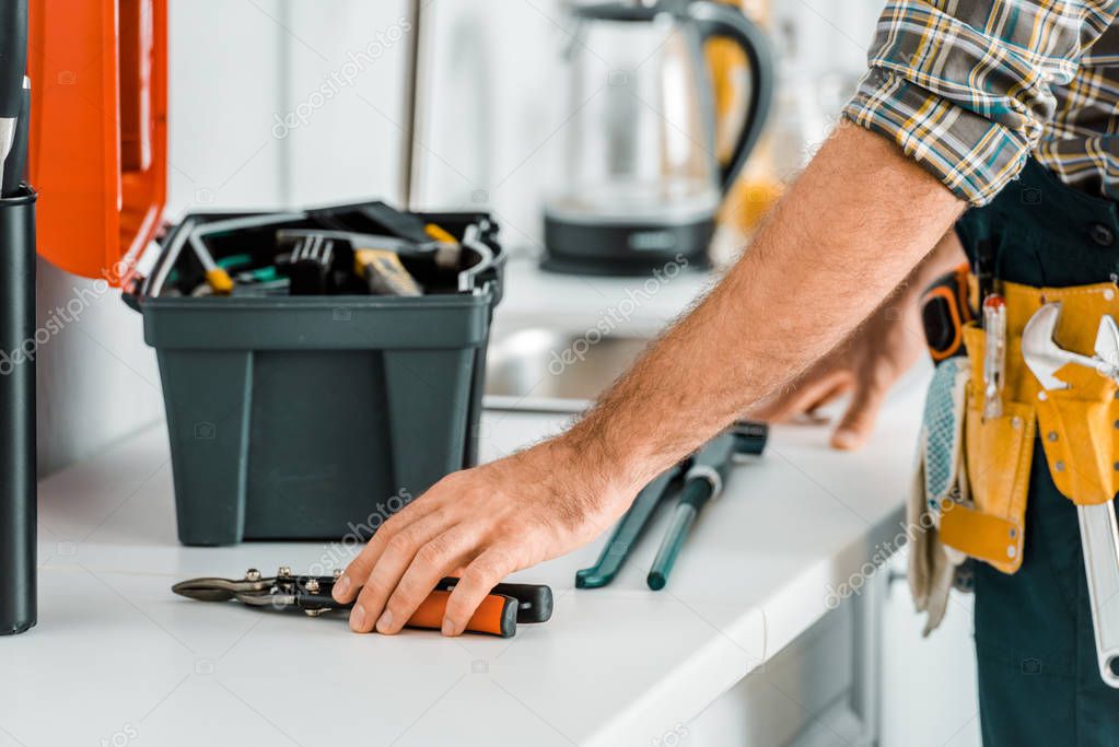 Técnico realizando el mantenimiento de una vivienda de alquiler