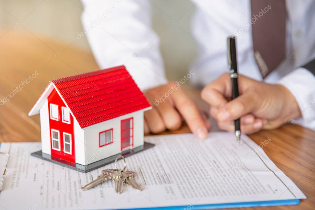 Propietario entregando llaves a un gestor inmobiliario