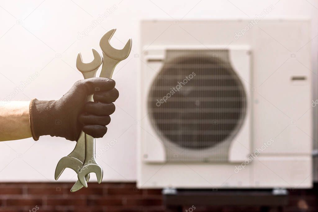 Técnico realizando una reparación en una vivienda de alquiler