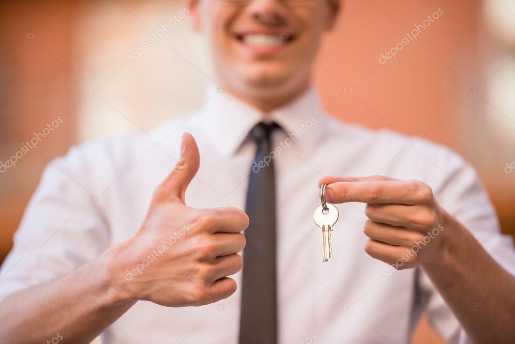 Propietario recibiendo las llaves de un piso de alquiler