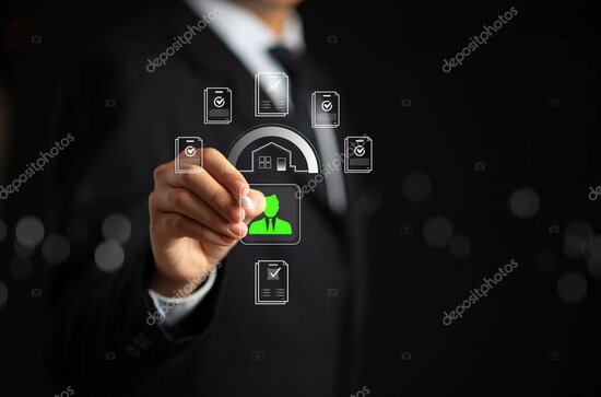 Agente revisando documentación de posibles inquilinos